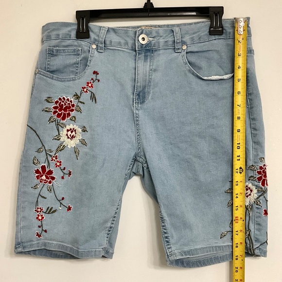 Sandpiper Women's Embroidered Stretch Denim Bermuda Shorts Size 14P - Picture 5 of 9